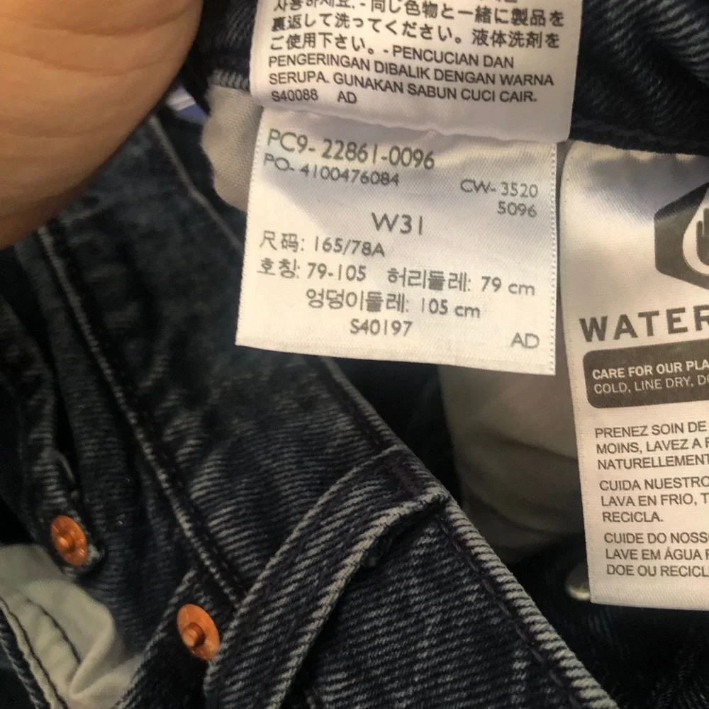 R19 Levi’s wedgie Icon fit high rise button fly jeans size 31 black & blue - Picture 8 of 13